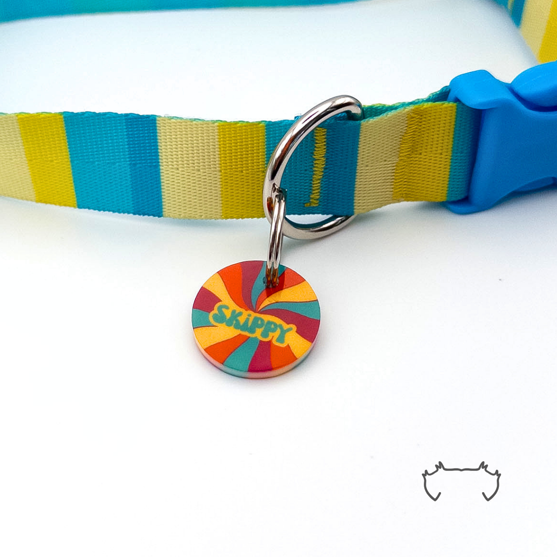 Runde personalisierte Acryl-Hundemarke mit buntem Groovy-Lollipop-Muster, befestigt an einem türkis-gelb gestreiften Hundehalsband mit blauem Verschluss.