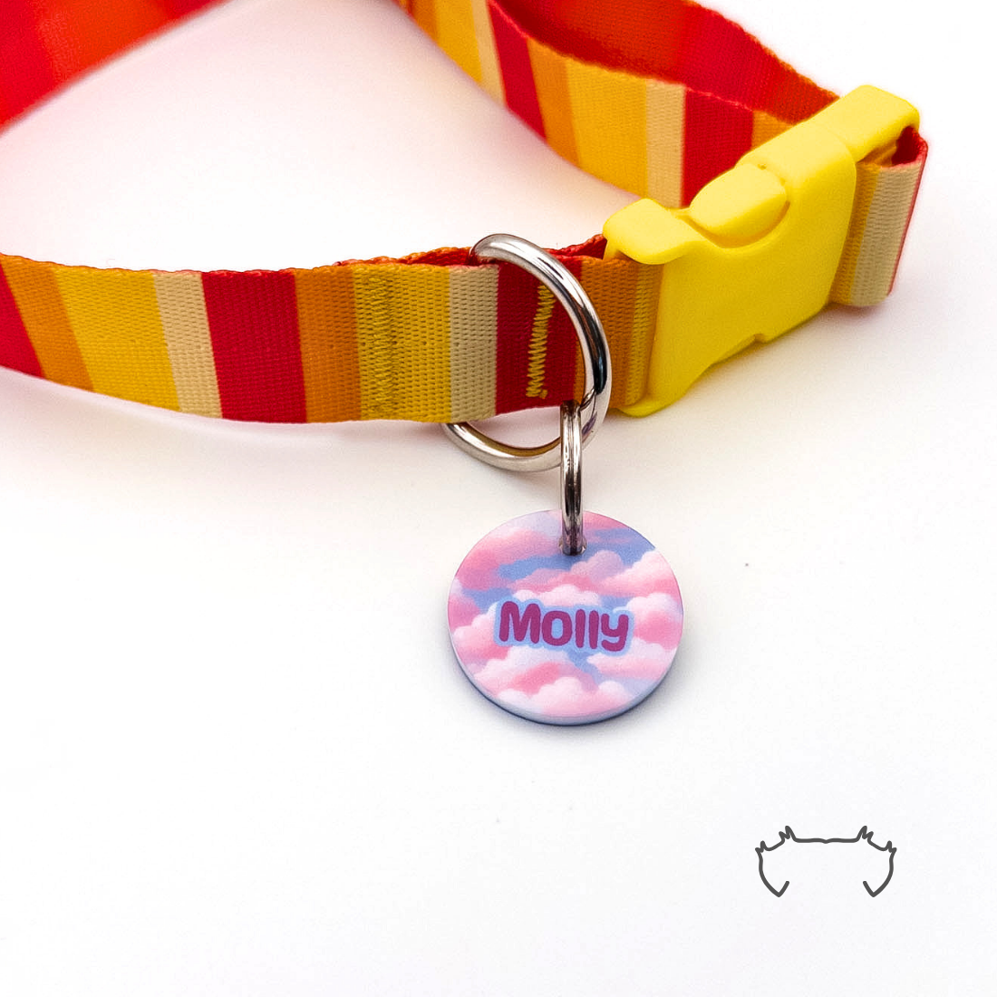 Personalisierte runde Hundemarke aus Acryl mit pastelligem Wolken-Design in Rosa und Hellblau, befestigt an einem rot-gelb gestreiften Hundehalsband.