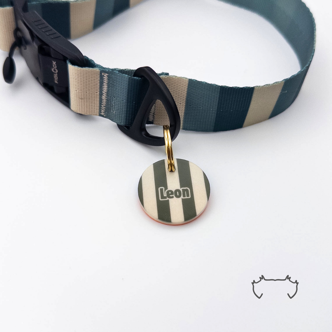 Runde personalisierte Acryl-Hundemarke mit grün-khaki-beigem Streifenmuster, befestigt an einem dunkelgrün-beige gestreiften Hundehalsband mit schwarzem Verschluss.