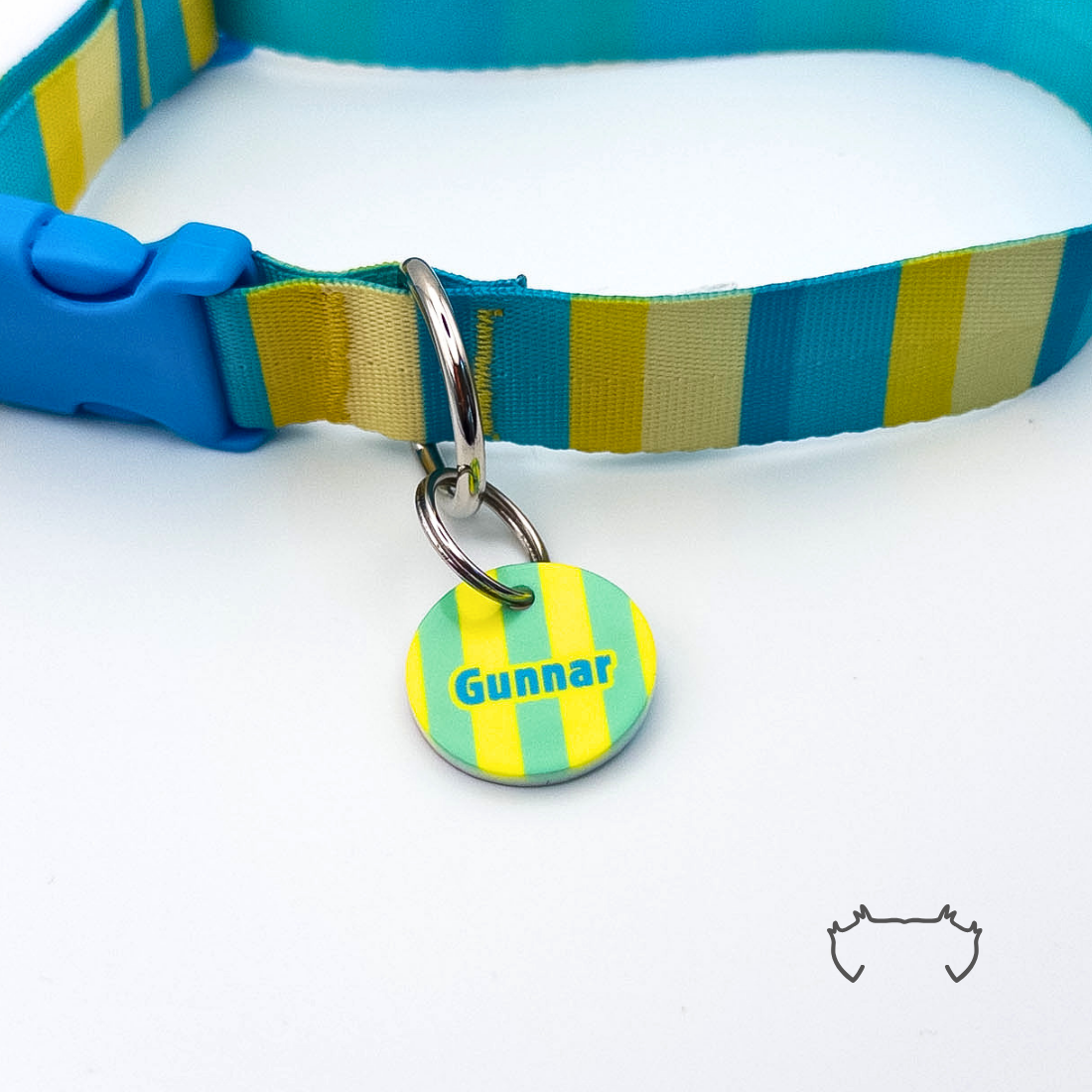 Runde personalisierte Acryl-Hundemarke mit neon-gelbem und grünem Streifenmuster, befestigt an einem türkis-gelb gestreiften Hundehalsband mit blauem Verschluss.