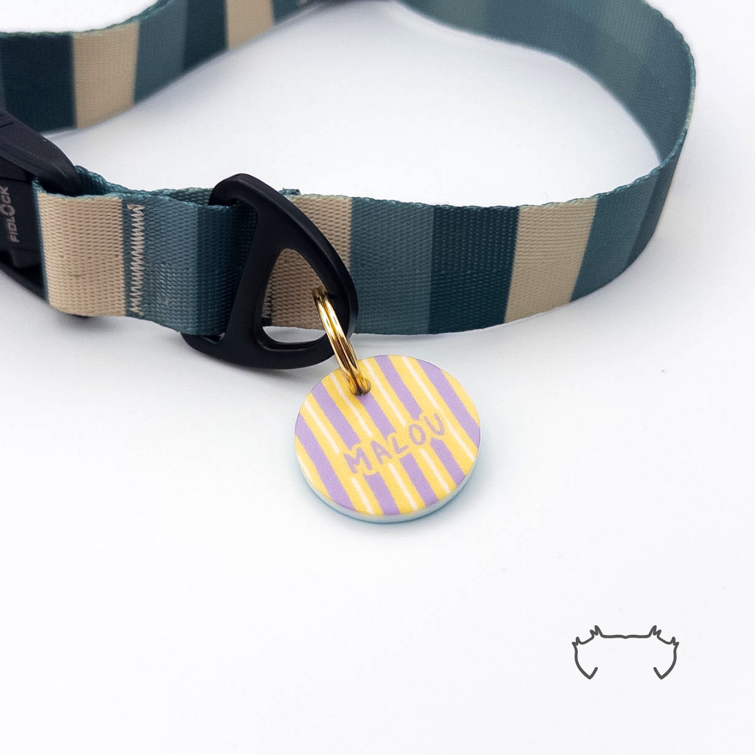 Runde personalisierte Acryl-Hundemarke mit lila-gelbem Streifenmuster und Name, befestigt an einem dunkelgrün-beige gestreiften Hundehalsband mit schwarzem Verschluss.