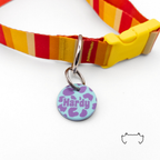 Personalisierte runde Acryl-Hundemarke mit lila-blauem Leopardenmuster, befestigt an einem rot-gelb gestreiften Hundehalsband mit gelbem Verschluss.