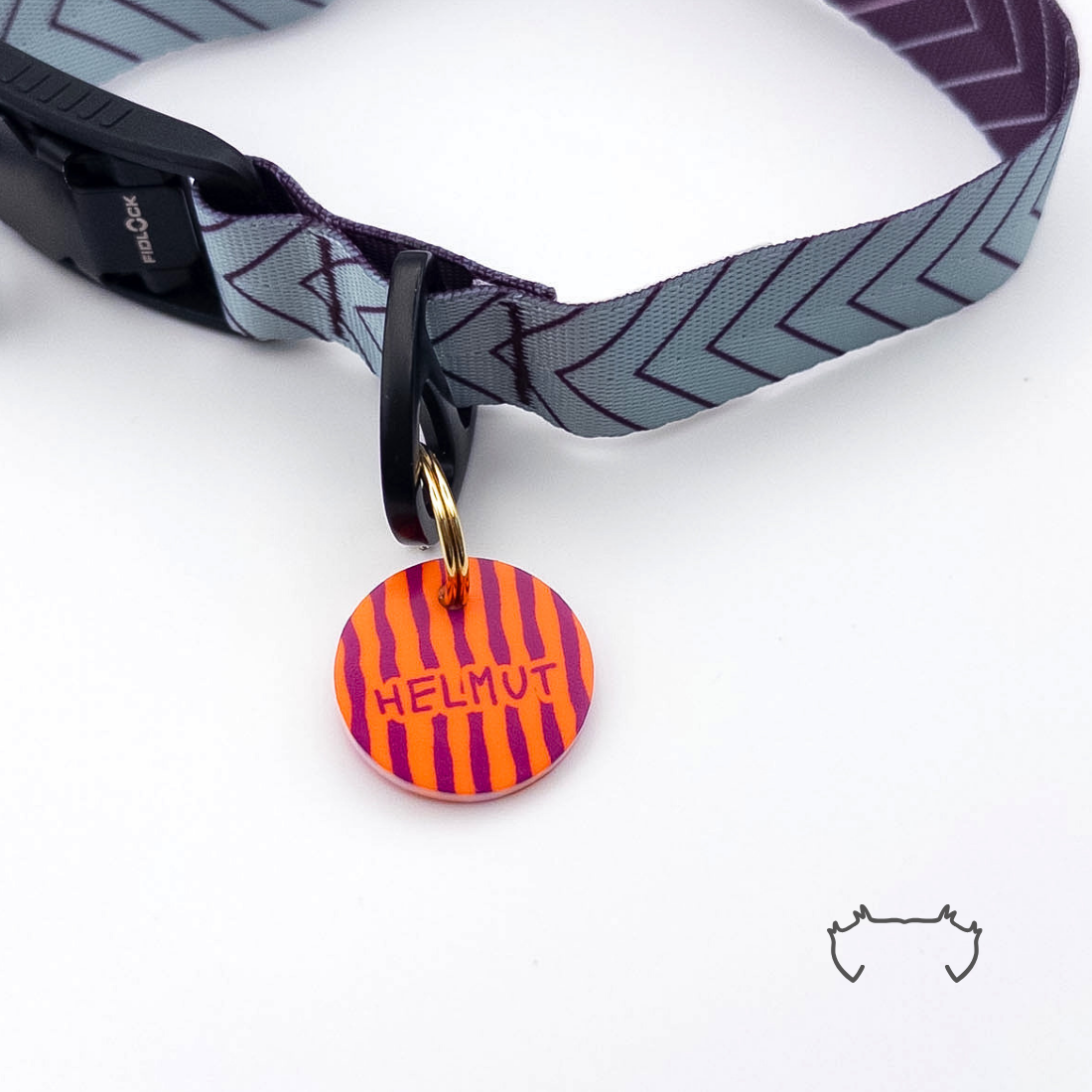 Hundemarke mit neonorangem und lila Streifenmuster an einem silber, lilanem Hundehalsband mit FIDLOCK Verschluss.