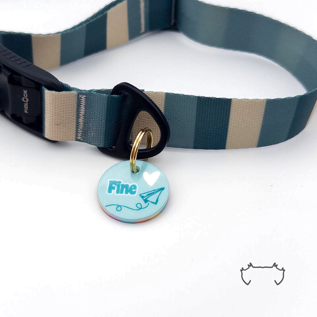 Runde personalisierte Acryl-Hundemarke mit hellblauem Love-Letter-Design und kleinen Herzen, befestigt an einem dunkelgrün-beige gestreiften Hundehalsband.