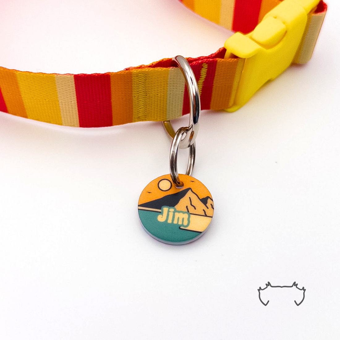 Personalisierte runde Acryl-Hundemarke mit abstraktem Beige-Orange-Petrol-Design, befestigt an einem rot-gelb gestreiften Hundehalsband mit gelbem Verschluss.