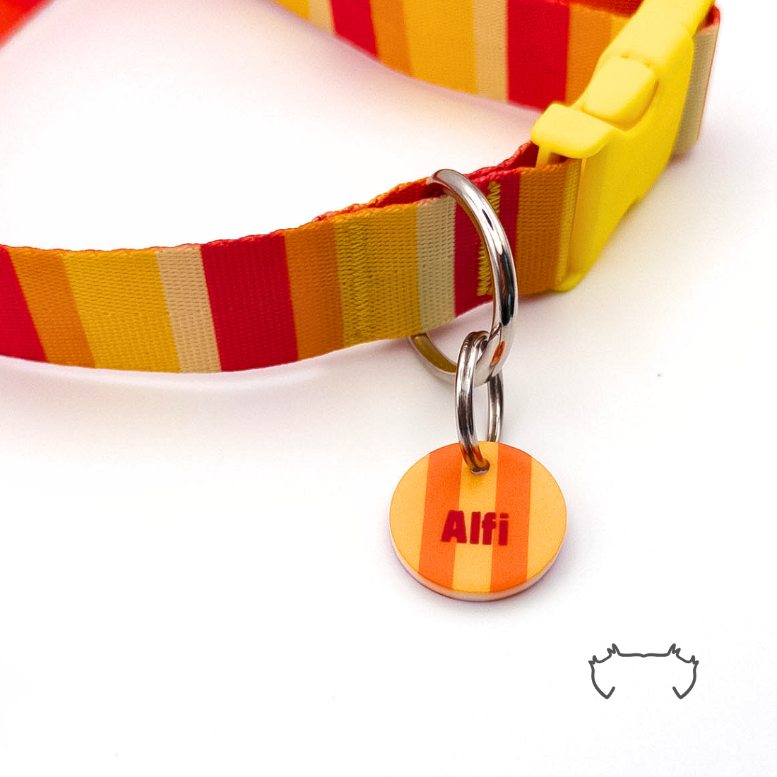 Personalisierte runde Acryl-Hundemarke mit orange-gelbem Streifenmuster und Name, befestigt an einem rot-gelb gestreiften Hundehalsband mit gelbem Verschluss.