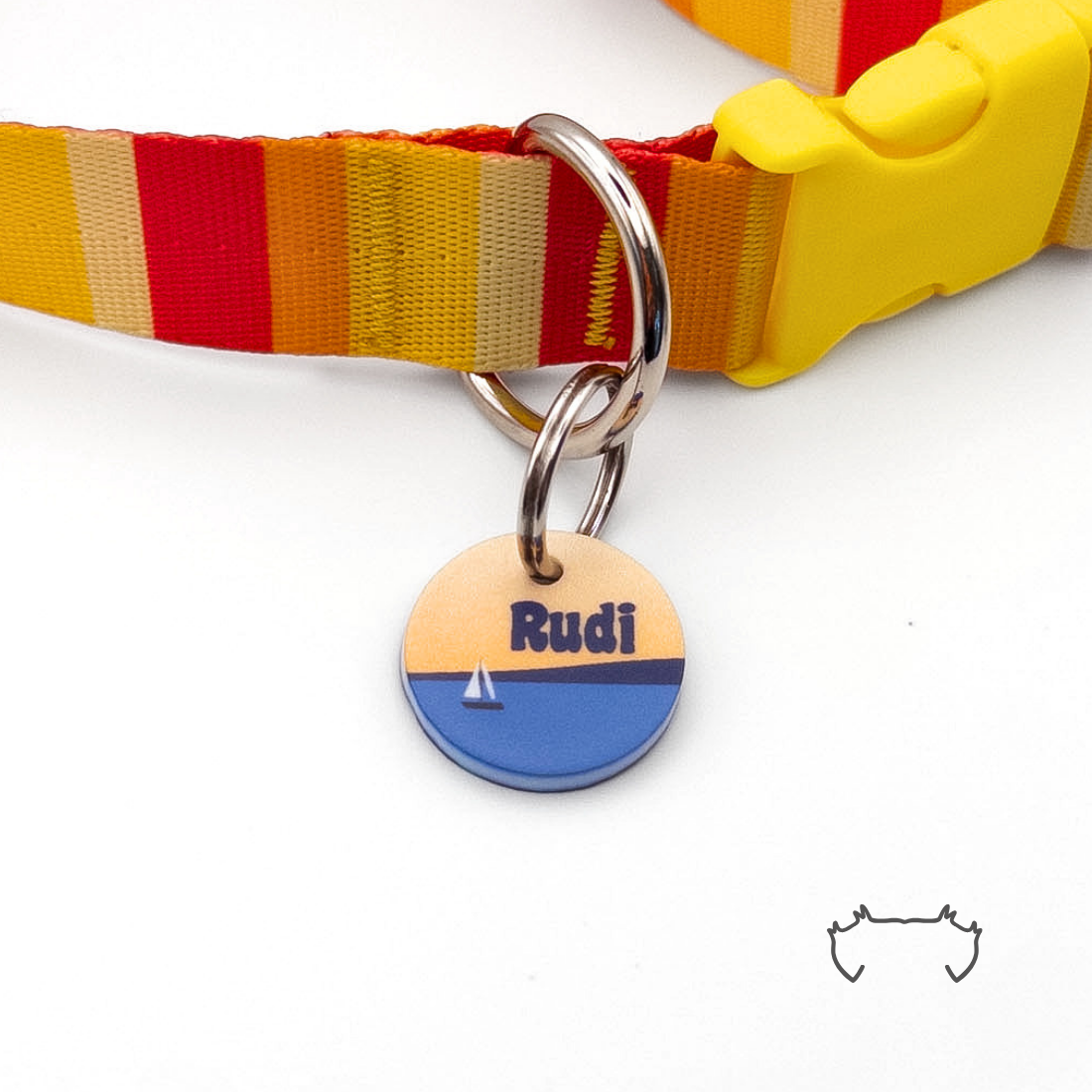 Runde personalisierte Acryl-Hundemarke mit Segelboot- und Meer-Design in Blau und Beige, befestigt an einem rot-gelb gestreiften Hundehalsband mit gelbem Verschluss.