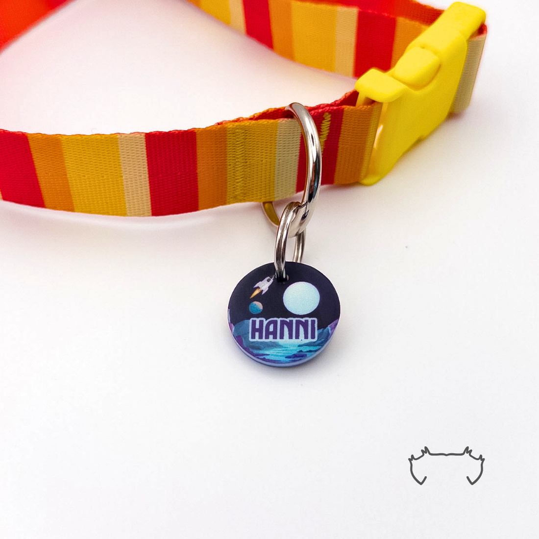 Runde Acryl-Hundemarke mit Space-Shuttle- und Mond-Motiv in Dunkelblau, befestigt an einem rot-gelb gestreiften Hundehalsband mit gelbem Verschluss.