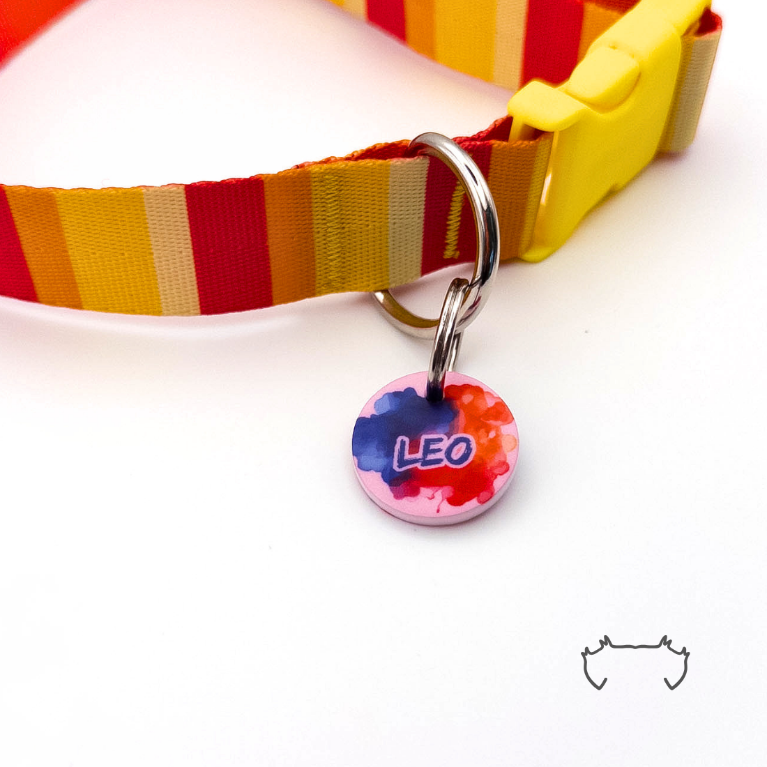 Runde personalisierte Acryl-Hundemarke mit buntem Splash-Design in Rot, Blau und Pink, befestigt an einem rot-gelb gestreiften Hundehalsband mit gelbem Verschluss.
