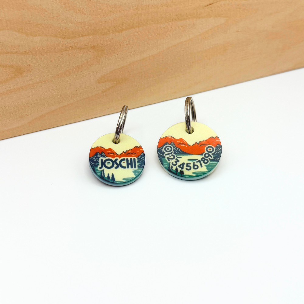 Personalisierte Hundemarken aus Acryl mit Berg- und Meer Design, leicht, geräuschlos und klimperfrei, Dog ID mit Namen „Joschi“ und zweiter Marke mit Telefonnummer