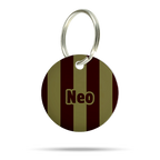 Runde personalisierte Hundemarke aus Acryl mit breiten Streifen in Olivgrün und Bordeaux, Name Neo und silberfarbenem Ring.