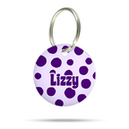 Runde personalisierte Hundemarke aus Acryl mit großen lila Punkten auf helllila Grund, Name Lizzy und silberfarbenem Ring.