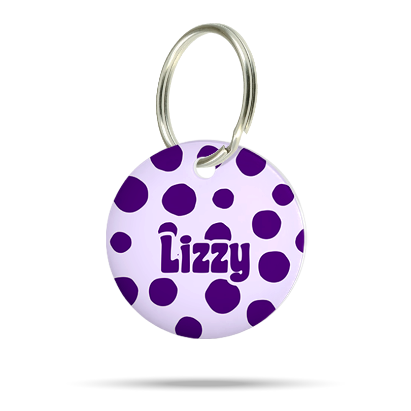 Runde personalisierte Hundemarke aus Acryl mit großen lila Punkten auf helllila Grund, Name Lizzy und silberfarbenem Ring.