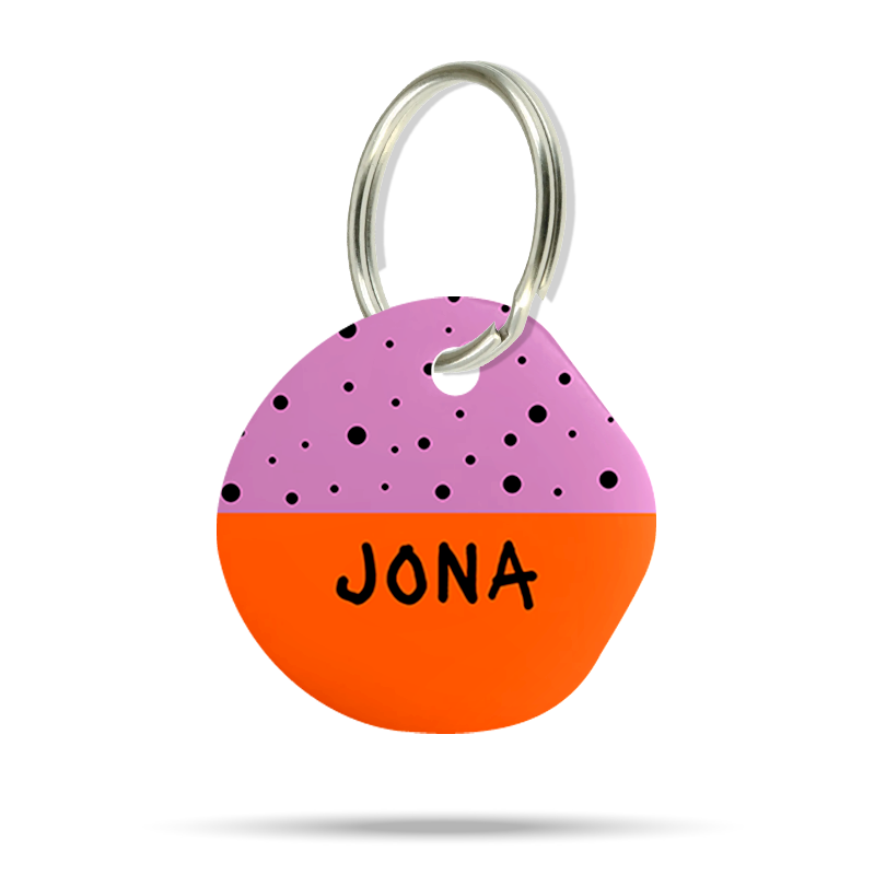 Knallig Pink Orangene Hundemarke mit silbernen Metallring. Die geräuschlose Hundemarke aus Acryl hat eine einzigartige Blob Form, die die Marke noch auffälliger macht.