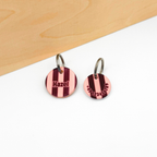Acryl Namensschild für Halsband im bordeaux Streifen Look, personalisiert mit „Hazel“, klimperfrei und leicht, zweite Marke enthält Telefonnummer