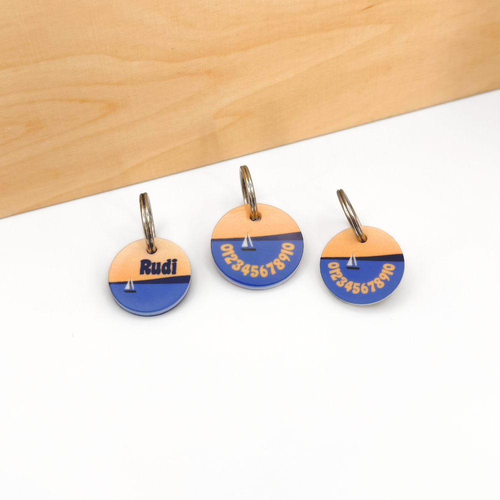 Leise Acryl Hundemarken mit Segelboot Motiv, personalisiert mit Namen „Rudi“, ideal fürs Halsband, zweite Marke mit Telefonnummer