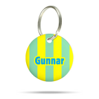 Personalisierte Hundemarke aus Acryl mit mintgrünen und gelben Streifen sowie dem Namen Gunnar auf weißem Hintergrund.