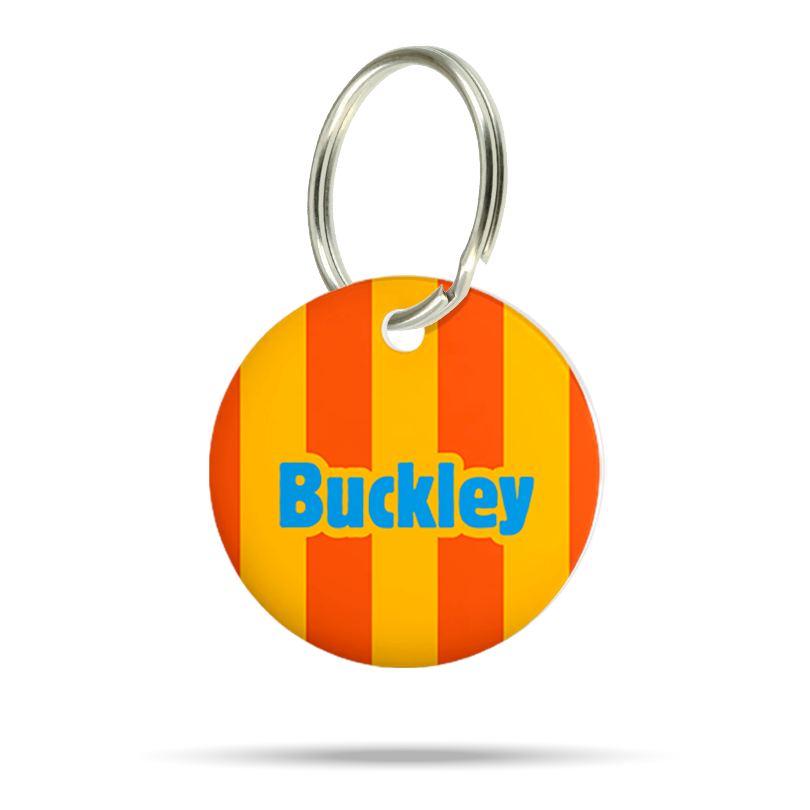 Personalisierte Hundemarke aus Acryl mit orangefarbenen und gelben Streifen sowie dem Namen Buckley in blauer Schrift auf weißem Hintergrund.