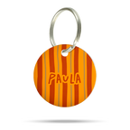 Runde personalisierte Hundemarke aus Acryl mit herbstlichen Streifen in Orange, Gelb und Braun, Name Paula und Metallring.