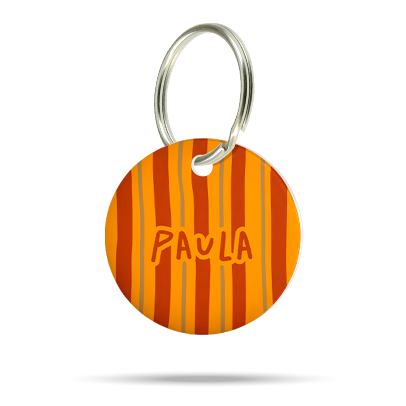 Runde personalisierte Hundemarke aus Acryl mit herbstlichen Streifen in Orange, Gelb und Braun, Name Paula und Metallring.