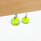 Tennisball Hundemarken aus Acryl, personalisiert mit Namen „Toni“, besonders leicht und geräuschlos, zusätzliche Marke mit Telefonnummer