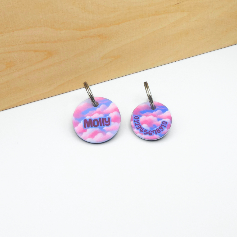 Verspielte Hundemarken aus Acryl im Wolken Design, personalisiert mit Namen „Molly“, leicht und leise, zusätzliche Marke mit Telefonnummer