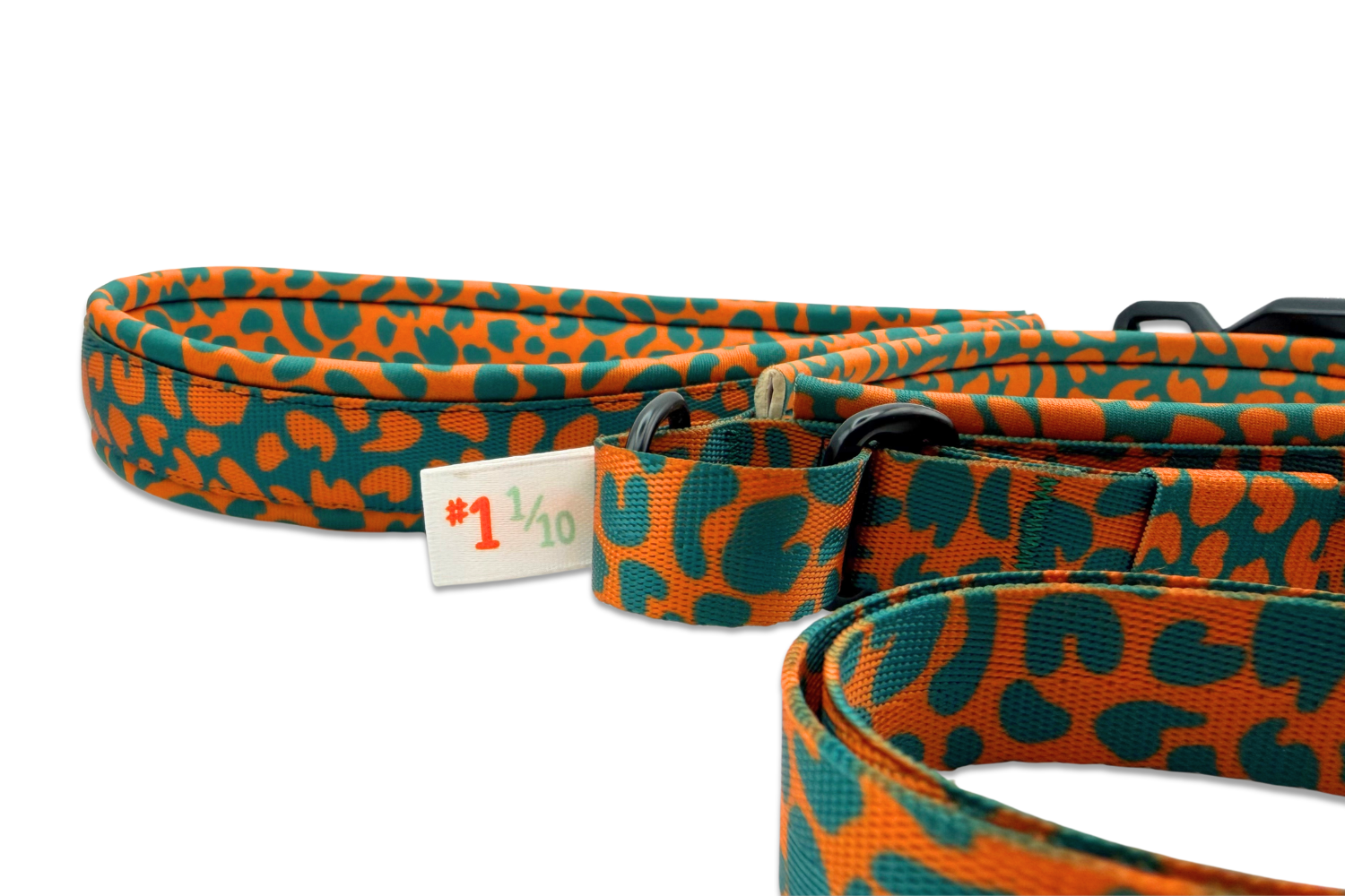 Nahaufnahme der limitierten und durchnummerierten Hundeleine im Leoparden Muster