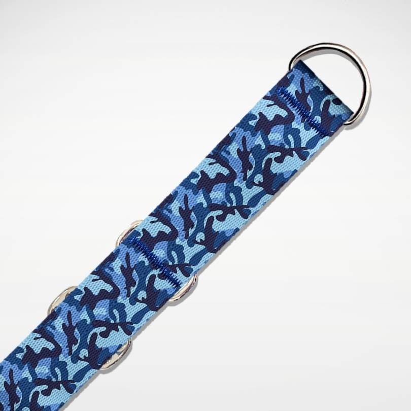 Nahaufnahme des Navy Camo Zugstopp Halsband für gratis Personalisierung | Konfigurator mit Live-Ansicht von Name und Nummer personalisiert auf leichtem und weichen Hundehalsband | Martingale