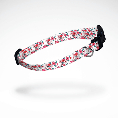 Detailansicht eines schmalen Hundehalsbands für kleine Hunde und Welpen weiss pink Kirschblüte - Mit Name Nummer Personalisierung