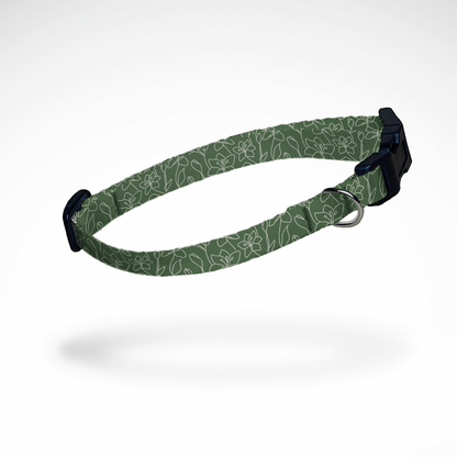 Detailansicht eines schmalen Hundehalsbands für kleine Hunde und Welpen grün floral Line Art - Mit Name Nummer Personalisierung