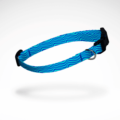 Detailansicht eines schmalen Hundehalsbands für kleine Hunde und Welpen blaue Wellen - Mit Name Nummer Personalisierung