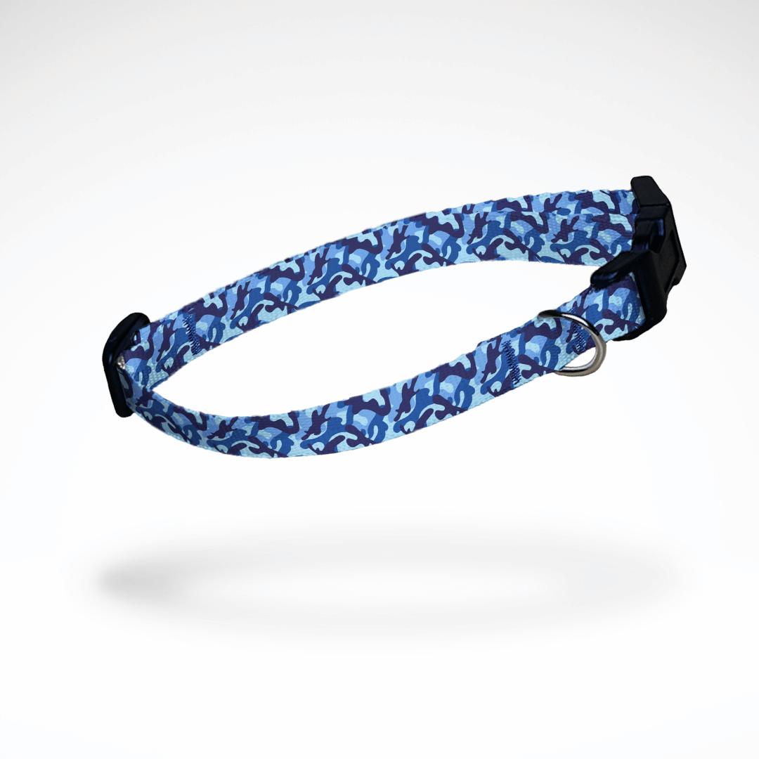 Detailansicht eines schmalen Hundehalsbands für kleine Hunde und Welpen blauem Camouflage - Mit Name Nummer Personalisierung