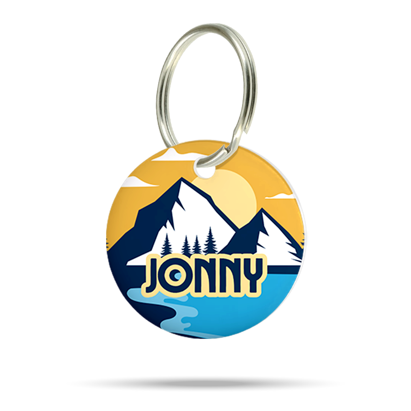 Acryl Hundemarke mit Berg- und Abenteuer Design, personalisiert, leise und klimperfrei, Namensschild mit Namen „Jonny“