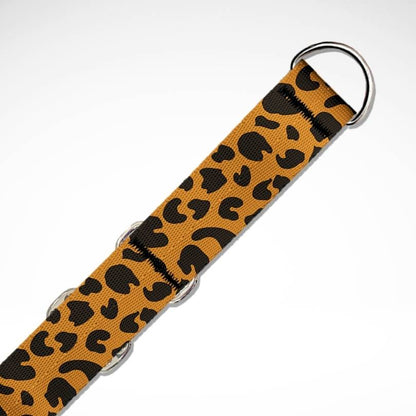 Nahaufnahme des Wild Leopard Zugstopp Halsband für gratis Personalisierung | Konfigurator mit Live-Ansicht von Name und Nummer personalisiert auf leichtem und weichen Hundehalsband | Martingale